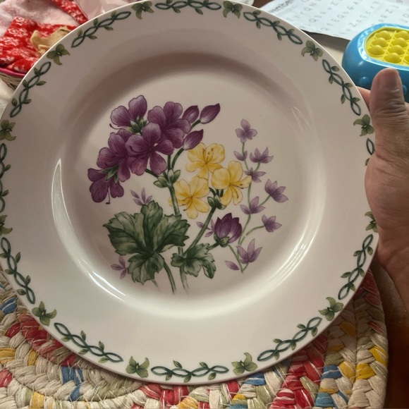 Floral Garden Geraniums By Thomson 10 1/2" Dinner Plate(s). 1 Pc. - Picture 1 of 4